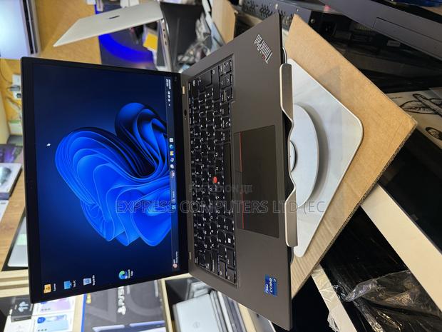 Laptop Lenovo ThinkPad T14 G3 16GB Intel Core I7 SSHD (Hybrid) 512GB · Photo 1