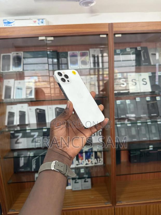 Apple iPhone 12 Pro Max 256 GB White · Photo 1