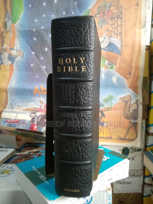 19-60s Oxford Press Oldest Holy Bible Discovered · Photo 1