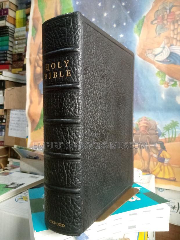 19-60s Oxford Press Oldest Holy Bible Discovered · Photo 2