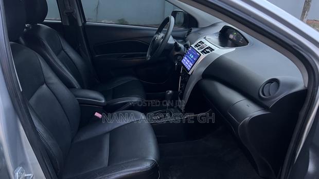 Toyota Belta 2010 Silver · Photo 5