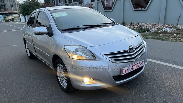 Toyota Belta 2010 Silver · Photo 2