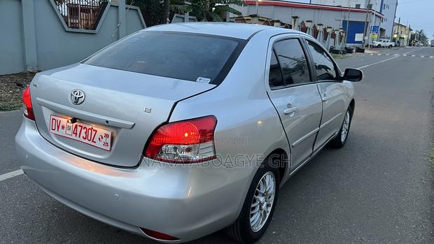 Toyota Belta 2010 Silver · Photo 3