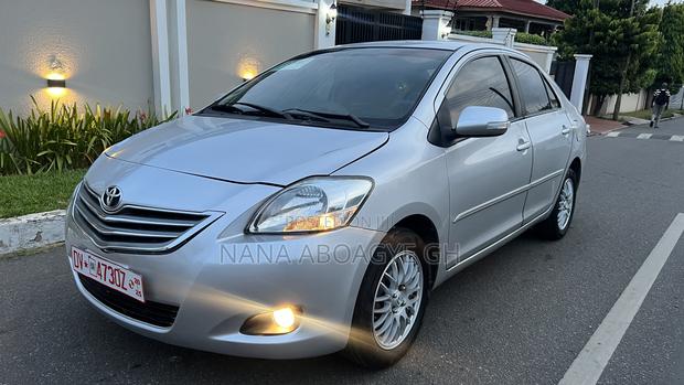 Toyota Belta 2010 Silver · Photo 4