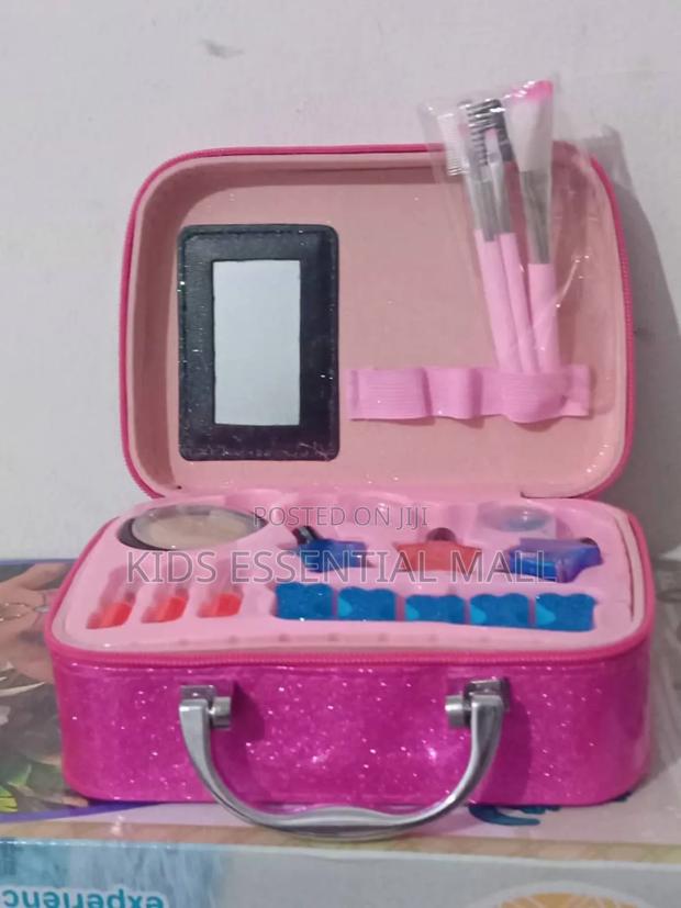 Barbie Makeup Set for Kids · Photo 1