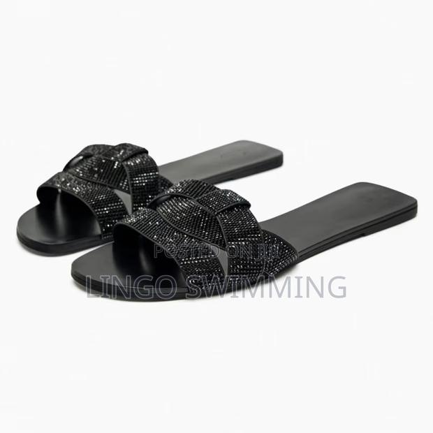 Premium Slippers · Photo 3