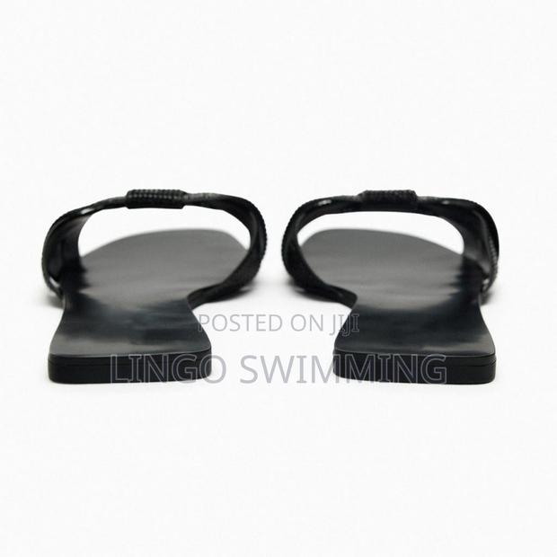 Premium Slippers · Photo 4