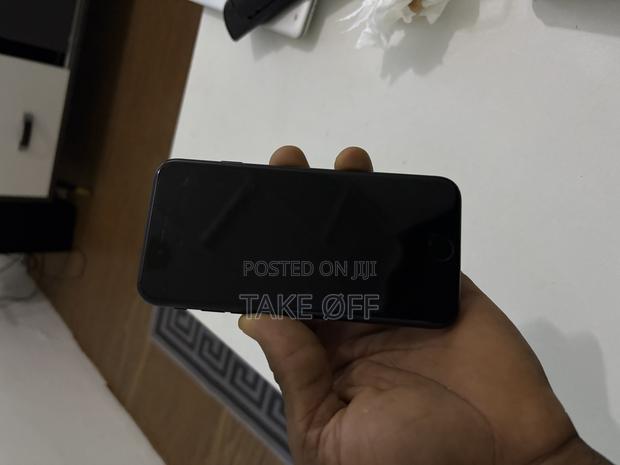 New Apple iPhone SE (2022) 64 GB Gray · Photo 2