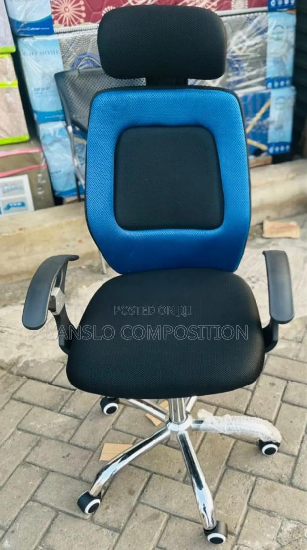 New Headrest Swivel Chair · Photo 1