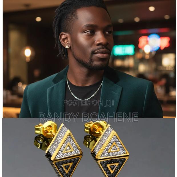 Men Triangle Shaped Stud Earring · Photo 1