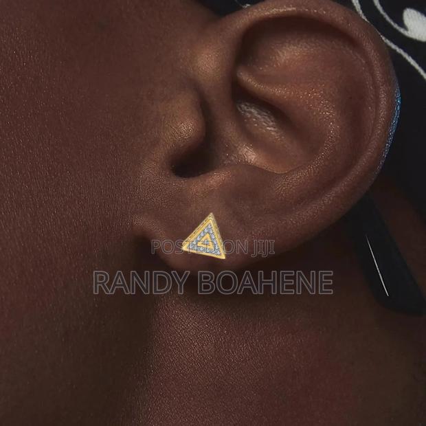 Men Triangle Shaped Stud Earring · Photo 2