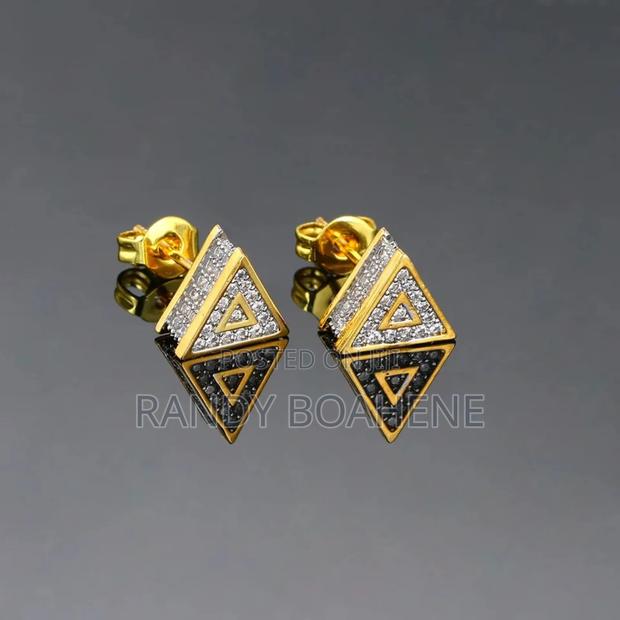 Men Triangle Shaped Stud Earring · Photo 3