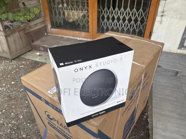 Compact Onyx Studio 9 Speaker Smart, Portable Performance-Ready · Photo 1