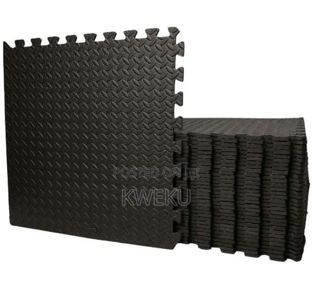Interlocking Mat Black Color · Photo 2