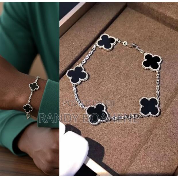Flower Plum Bracelet · Photo 1