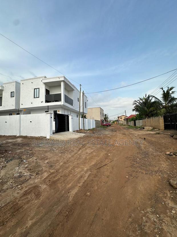 3bdrm Duplex in Ashaley Botwe for sale · Photo 2