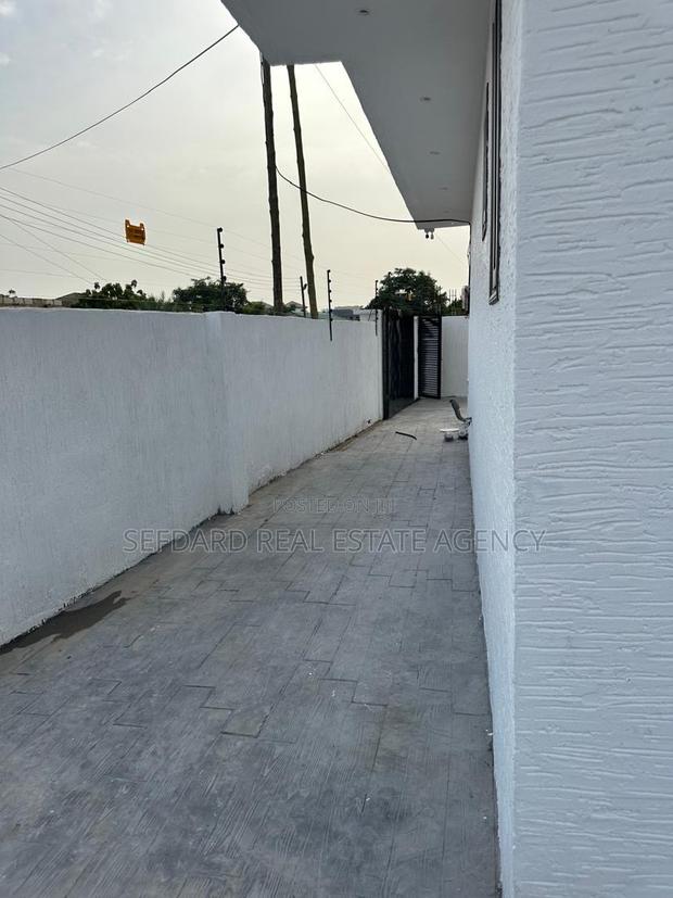 3bdrm Duplex in Ashaley Botwe for sale · Photo 5