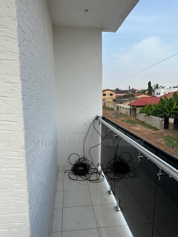 3bdrm Duplex in Ashaley Botwe for sale · Photo 7