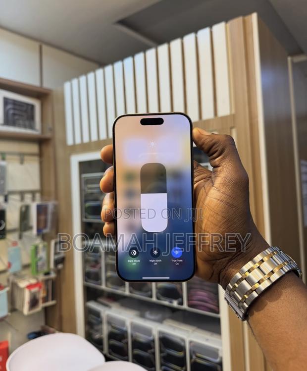 Apple iPhone 16 Pro 256 GB Gold · Photo 2