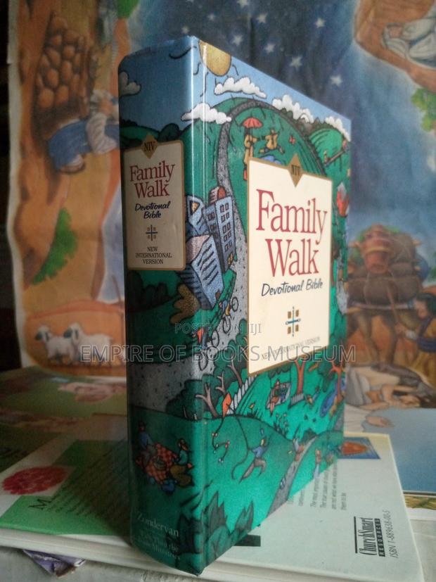 Family Walk Devotional Bible Hardcover · Photo 2