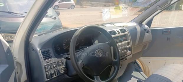 Toyota HiAce 2011 White · Photo 2