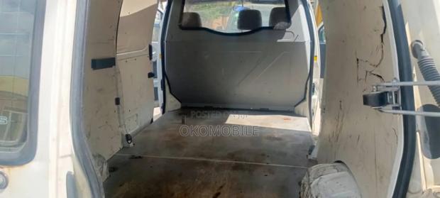 Toyota HiAce 2011 White · Photo 3