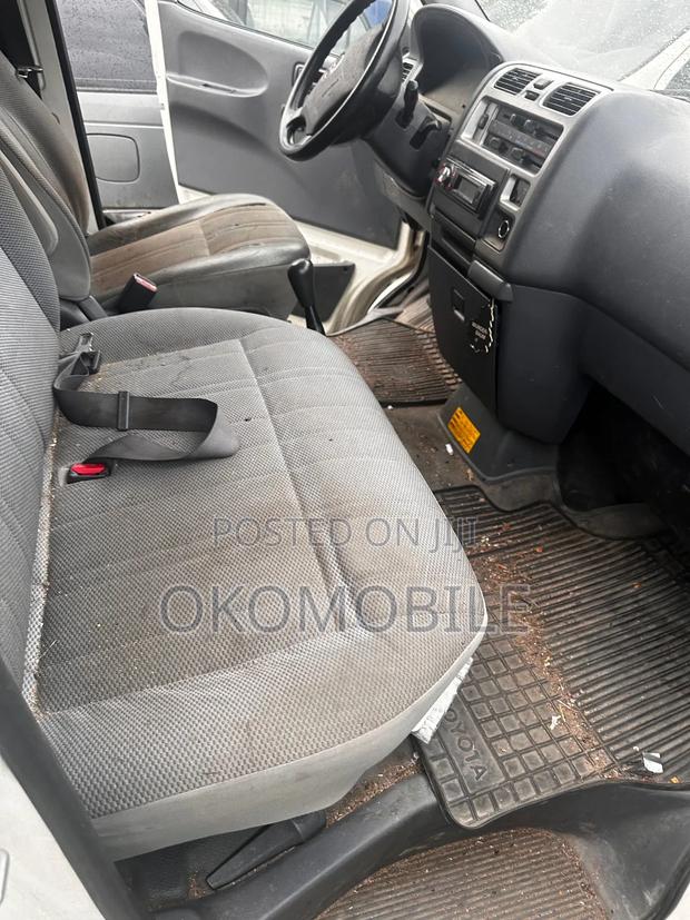 Toyota HiAce 2011 White · Photo 4
