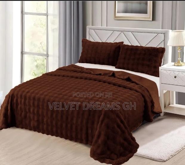 6 Pieces Fluffy Duvet Set Soft, Warm Luxury Bedding · Photo 2