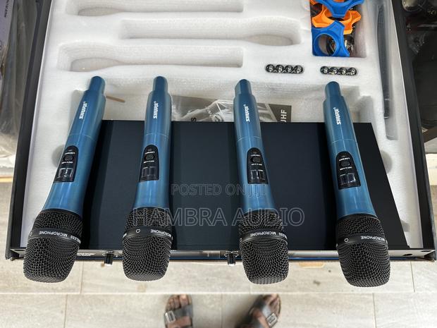Shure 4 in 1 Wireless Microphone · Photo 1