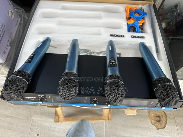 Shure 4 in 1 Wireless Microphone · Photo 3