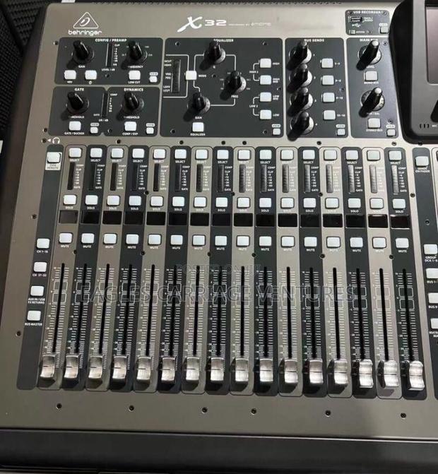 Behringer X-32 Mixing Console · Photo 4