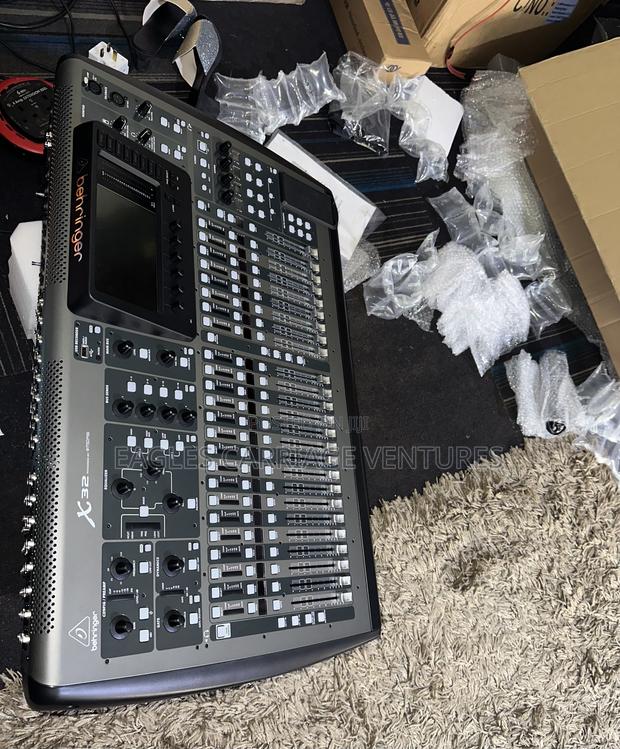 Behringer X-32 Mixing Console · Photo 3
