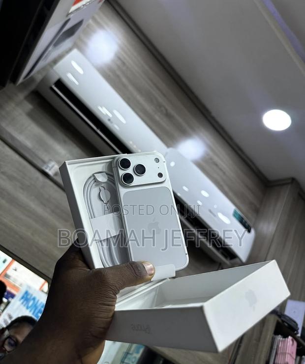 New Apple iPhone 17 Pro Max 256 GB Silver · Photo 2