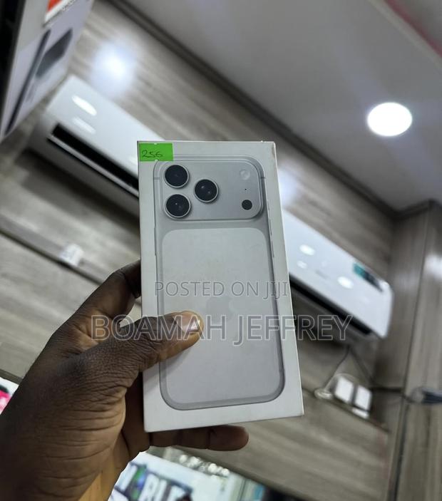 New Apple iPhone 17 Pro Max 256 GB Silver · Photo 1
