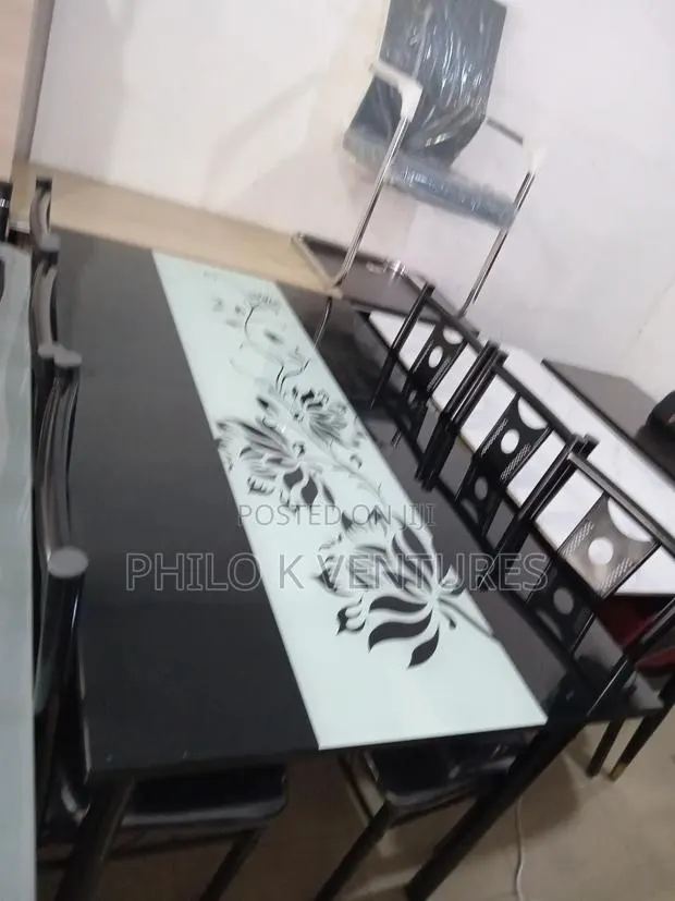 Buffer Table and Chairs · Photo 1