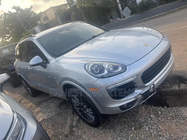 Porsche Cayenne S AWD 2018 Gray · Photo 2