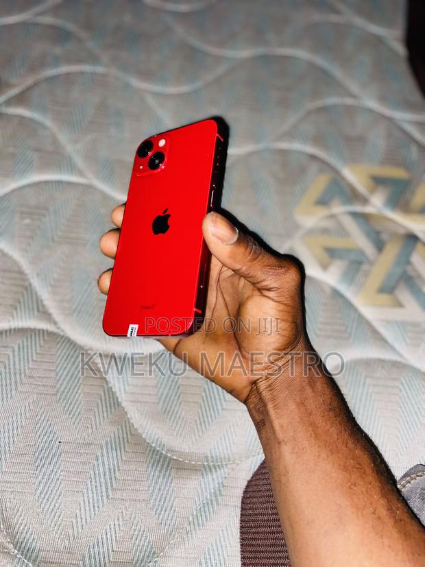 Apple iPhone 13 128 GB Red · Photo 2