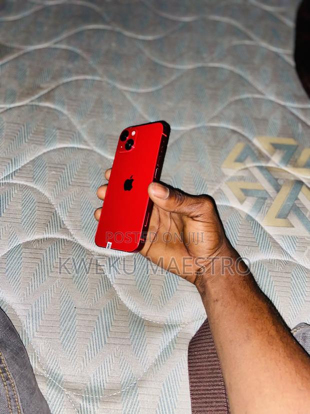 Apple iPhone 13 128 GB Red · Photo 3