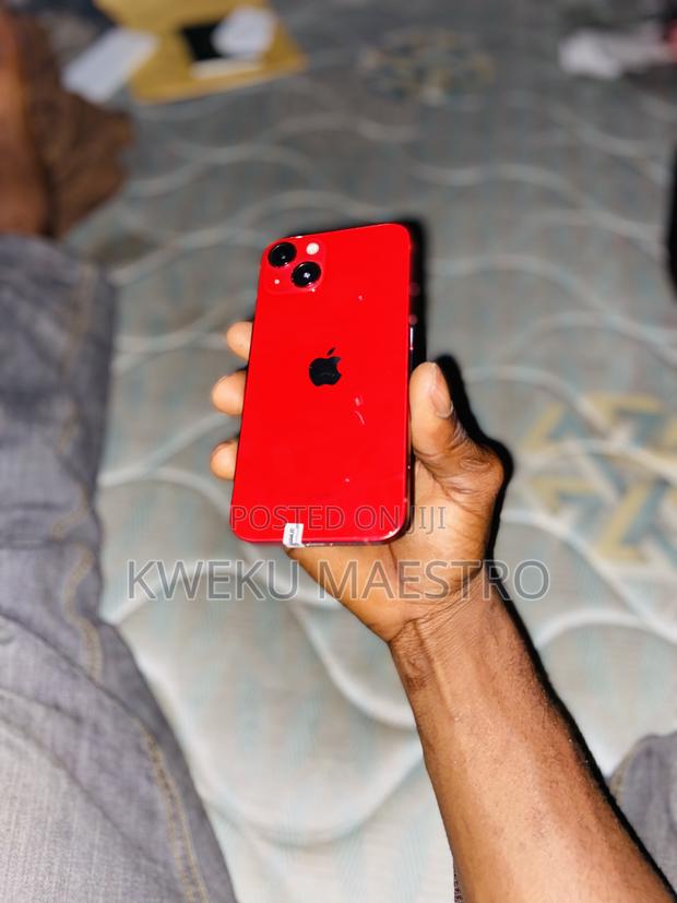 Apple iPhone 13 128 GB Red · Photo 1