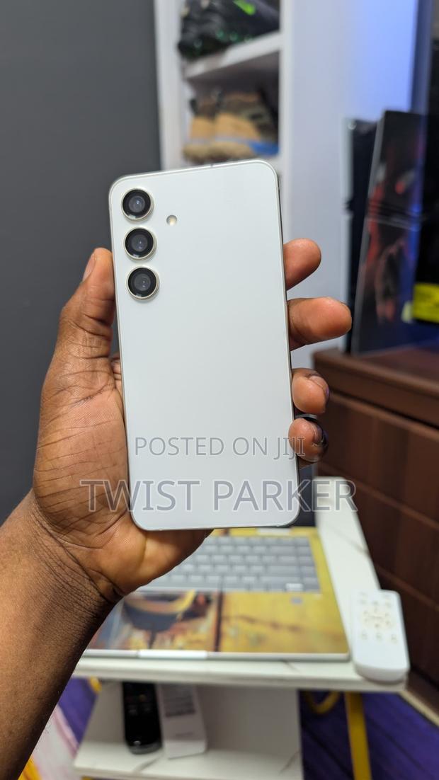 New Samsung Galaxy S24 256 GB White · Photo 2