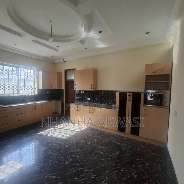 6bdrm House in Community 12, Tema Metropolitan for rent · Photo 3