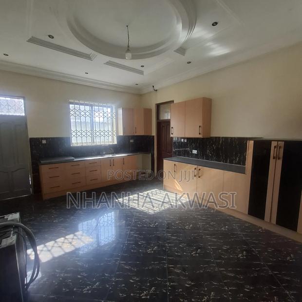 6bdrm House in Community 12, Tema Metropolitan for rent · Photo 6