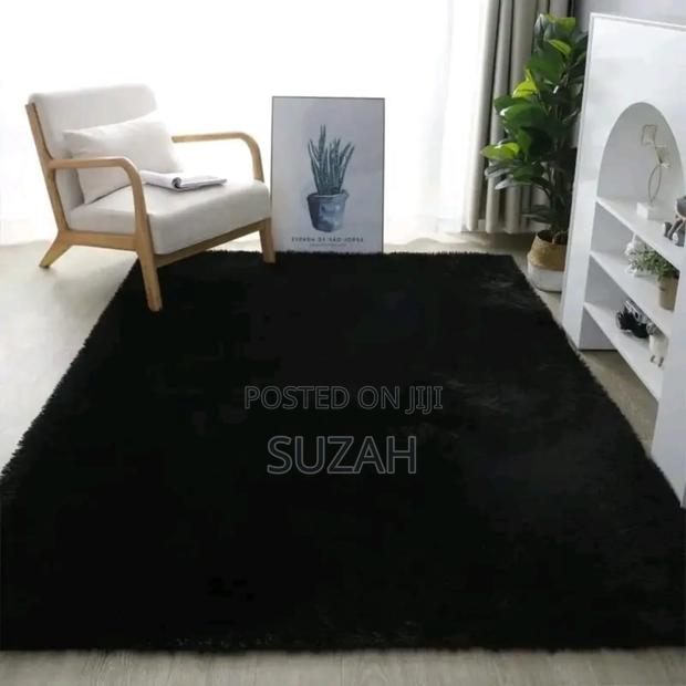 Deep Black Fluffy Rug · Photo 1