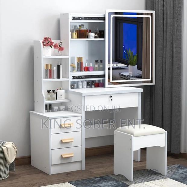 Vanety Dressing Mirror With Led Light · Photo 1