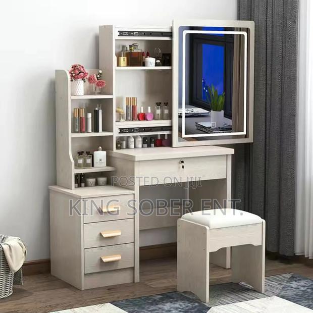 Vanety Dressing Mirror With Led Light · Photo 4