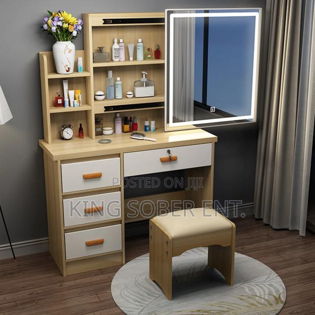 Vanety Dressing Mirror With Led Light · Photo 5