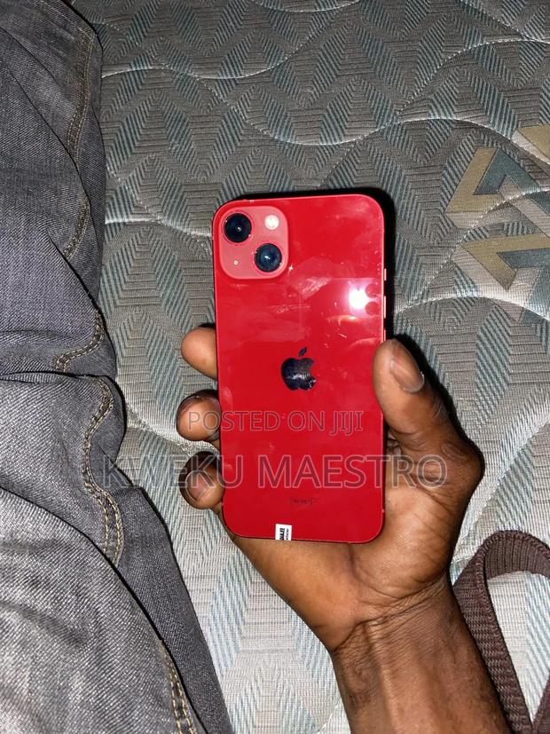 Apple iPhone 13 128 GB Red · Photo 4