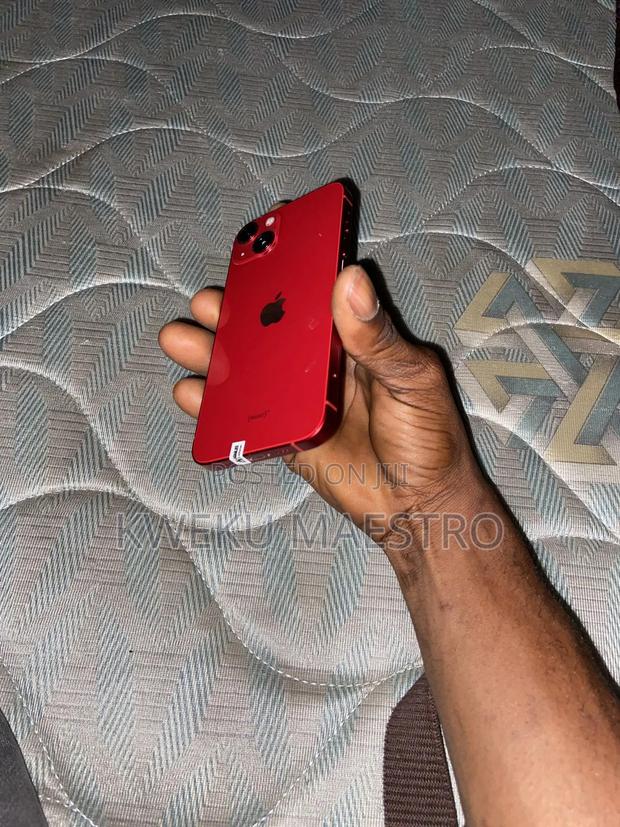 Apple iPhone 13 128 GB Red · Photo 5