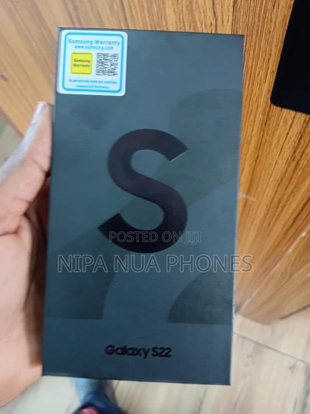 New Samsung Galaxy S22 5G 128 GB Gold · Photo 1
