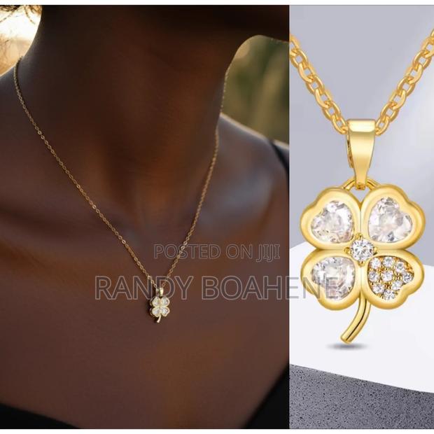 Dainty Leaf Necklace for Women · Photo 1